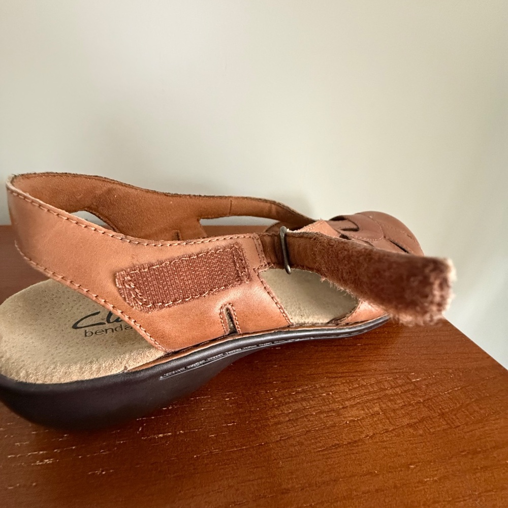Clarks Bendables Leather Sandals Tan Closed Toe Size 9 - Picture 3 of 13